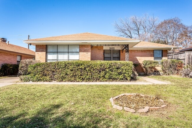2625 San Medina Ave in Dallas, TX - Foto de edificio - Building Photo