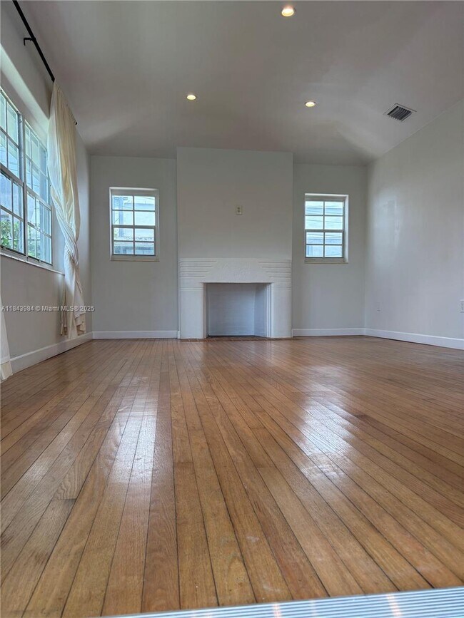 7515 Dickens Ave in Miami Beach, FL - Building Photo - Building Photo