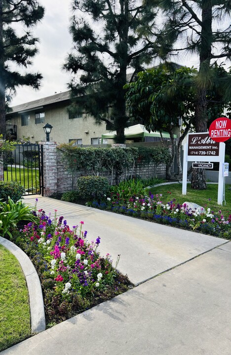 Park Royal Apartments in Anaheim, CA - Foto de edificio