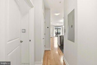 8005 13th St, Unit 201 in Silver Spring, MD - Foto de edificio - Building Photo