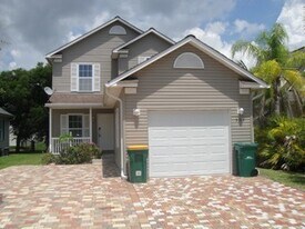 353 Leawood Cir in Naples, FL - Building Photo