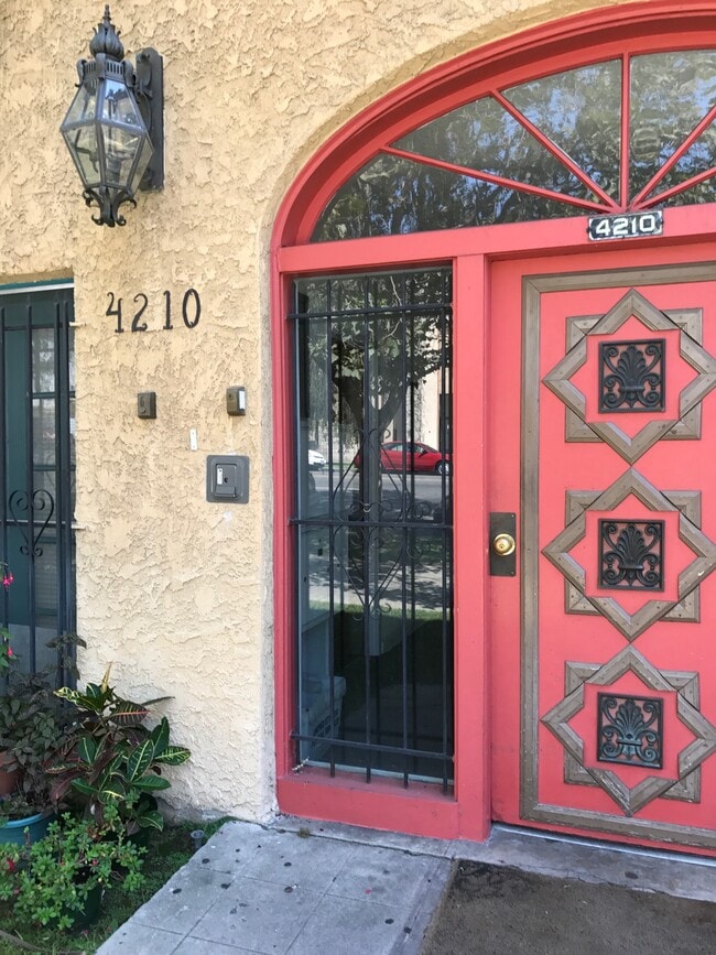 4210 W Adams Blvd in Los Angeles, CA - Building Photo - Building Photo