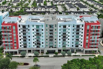 7875 NW 107th Ave in Doral, FL - Foto de edificio - Building Photo