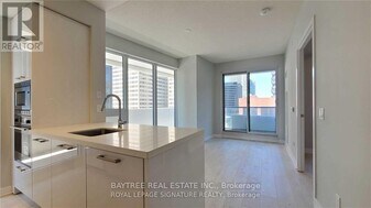 2221 Yonge St in Toronto, ON - Building Photo