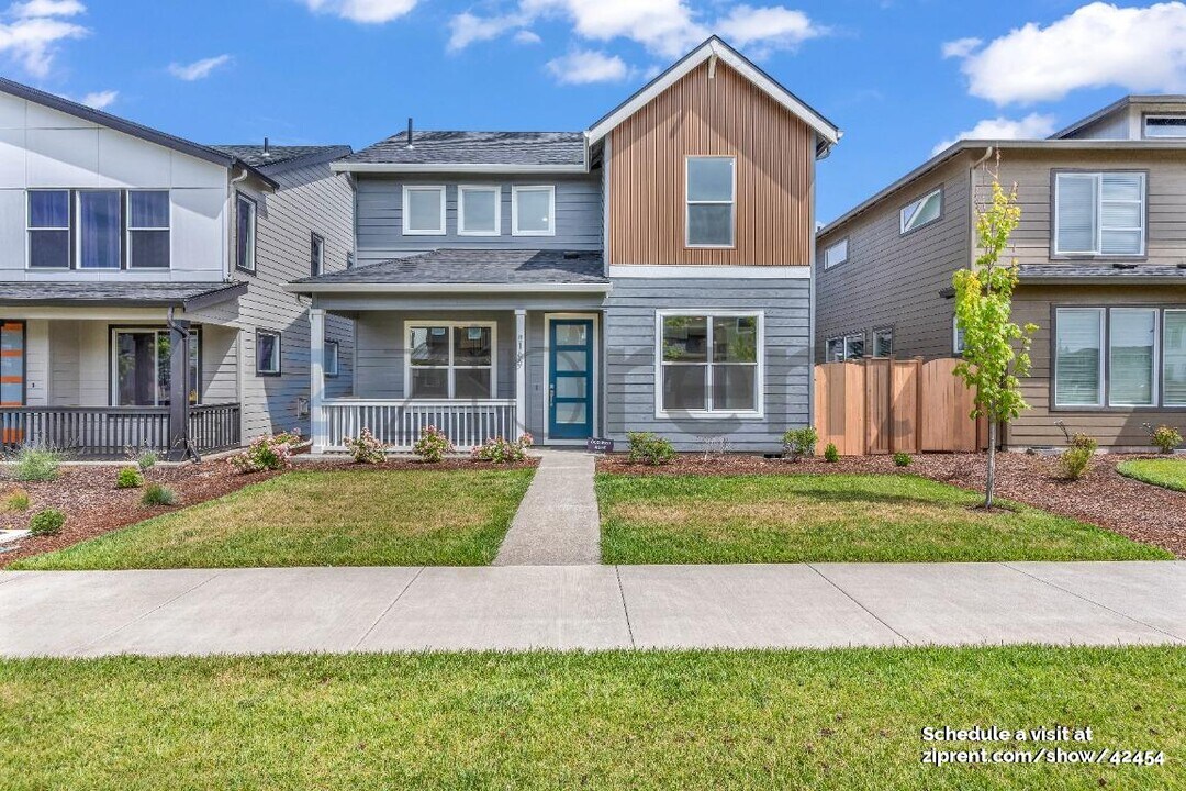 8166 SE Orion Ln in Hillsboro, OR - Building Photo