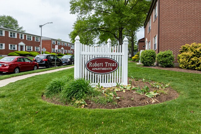Robert Treat Apartments in Milford, CT - Building Photo - Building Photo