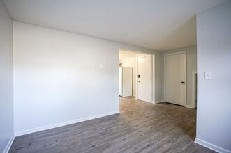 98 N Alhambra Cir in Agawam, MA - Building Photo - Building Photo