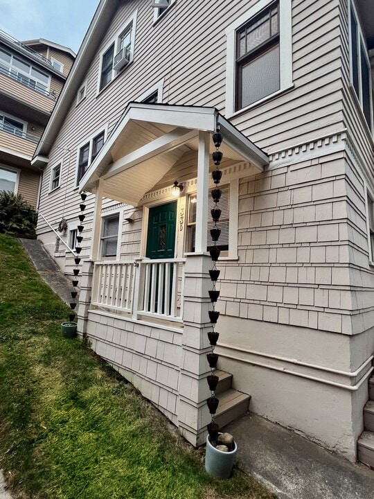 33 Etruria St, Unit Apt. D in Seattle, WA - Building Photo