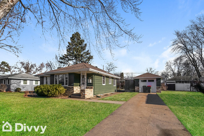 920 Cypress St S in Cambridge, MN - Foto de edificio - Building Photo