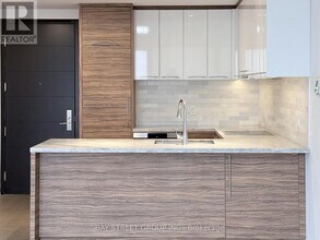 488 University Ave in Toronto, ON - Building Photo - Building Photo