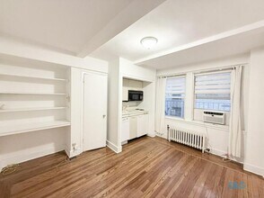 321 E 43rd St in New York, NY - Building Photo - Building Photo