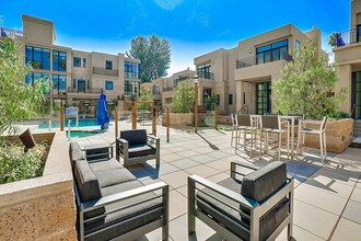 Residences at Village Walk in Tarzana, CA - Foto de edificio - Building Photo