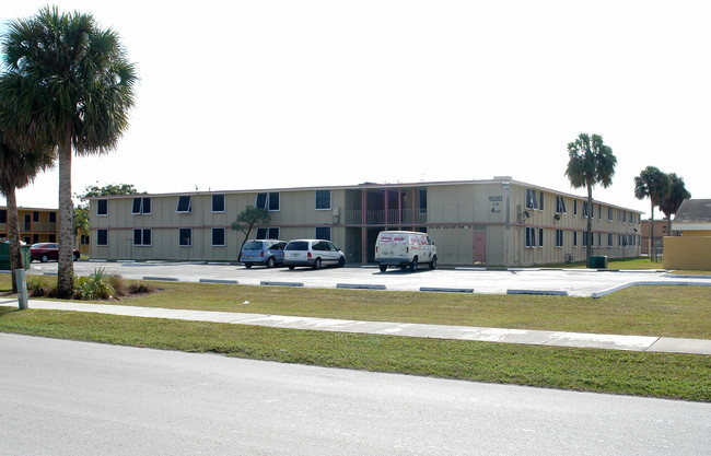 Homestead Gardens in Homestead, FL - Building Photo - Building Photo