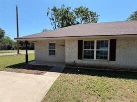 712 Seven Oaks Rd in Bonham, TX - Building Photo