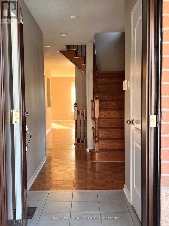 102 Lucena Crescent in Vaughan, ON - Building Photo - Building Photo