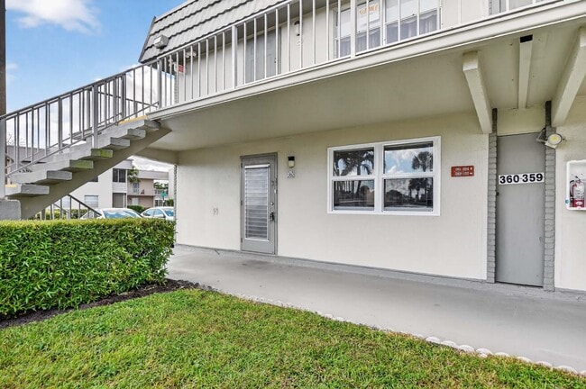 360 Flanders Dr in Delray Beach, FL - Building Photo - Building Photo