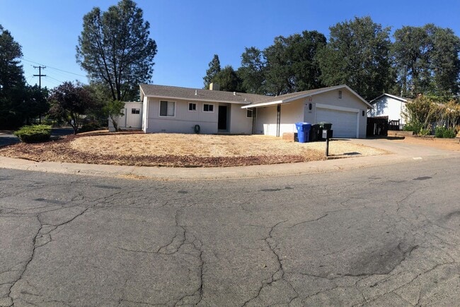 15100 Lakeview Way in Clearlake, CA - Building Photo - Building Photo