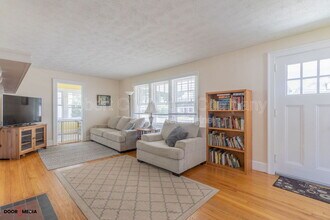 54 Fennbrook Rd in West Hartford, CT - Building Photo - Building Photo