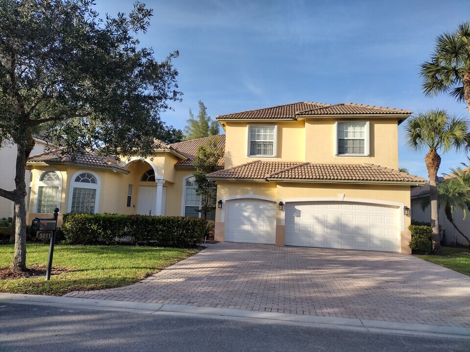 5011 Pinecreek Pl in Coconut Creek, FL - Building Photo