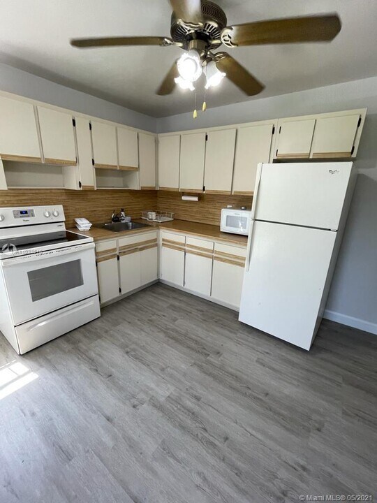 2734 SW 30th Ct-Unit -3 in Miami, FL - Building Photo