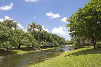 Club Mira Lago in Coral Springs, FL - Foto de edificio - Building Photo