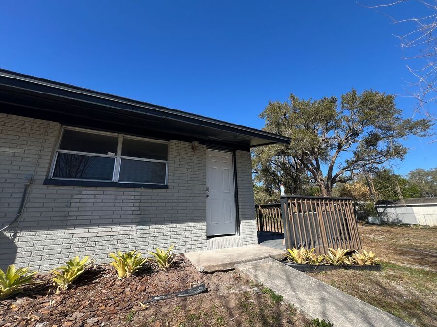 9316 Grandfield Rd in Thonotosassa, FL - Foto de edificio