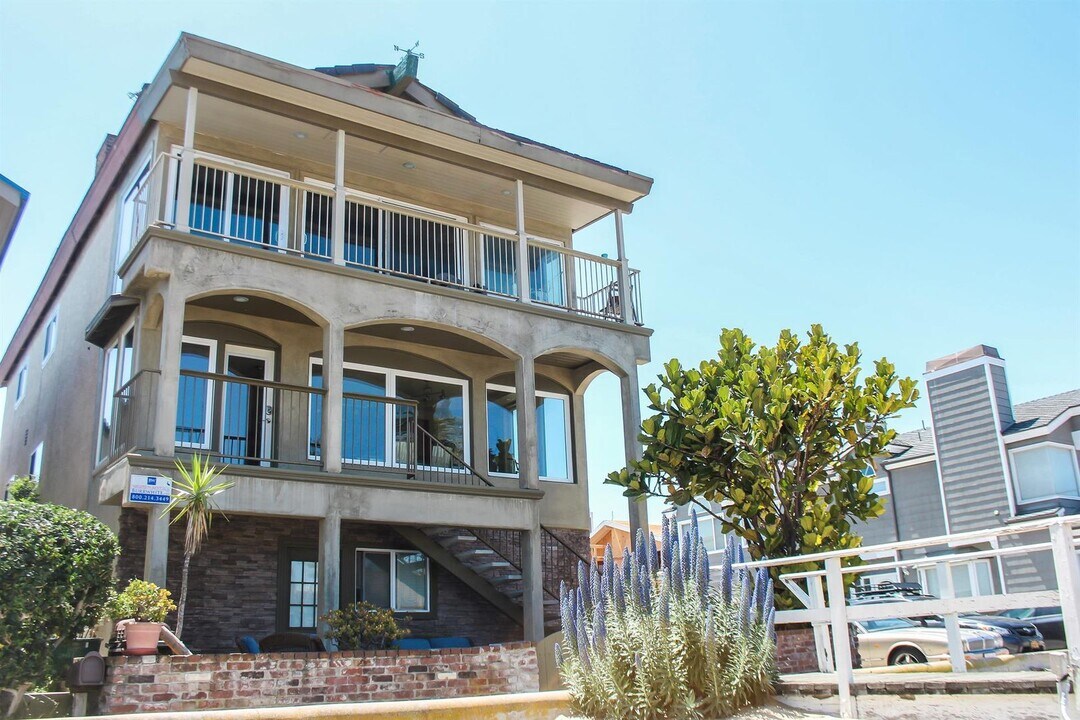 111 Edgewater Pl, Unit B in Newport Beach, CA - Building Photo