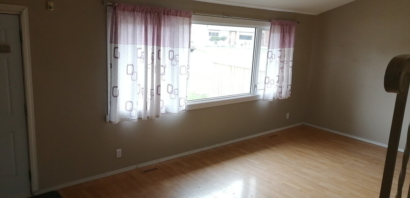 10916 165 St NW in Edmonton, AB - Building Photo