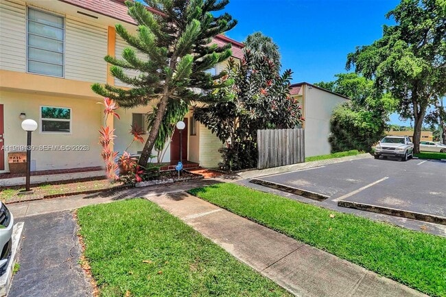 2701 N 34th Ave in Hollywood, FL - Building Photo - Building Photo