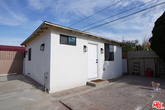8830 Moonbeam Ave in Los Angeles, CA - Building Photo - Building Photo