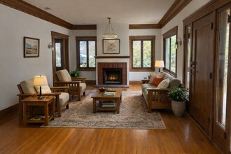 147 N Baldwin Ave in Sierra Madre, CA - Foto de edificio - Building Photo