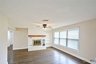 671 W Merriweather St in New Braunfels, TX - Building Photo - Building Photo