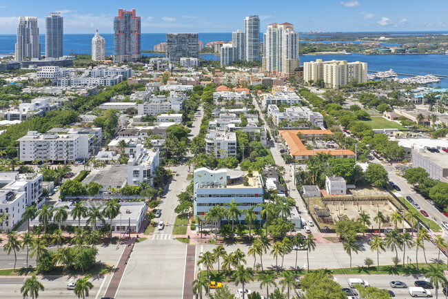 The Manhattan in Miami Beach, FL - Building Photo - Building Photo