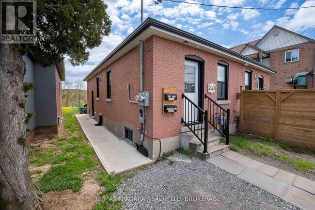 233 Pelham Rd in St Catharines, ON - Building Photo - Building Photo