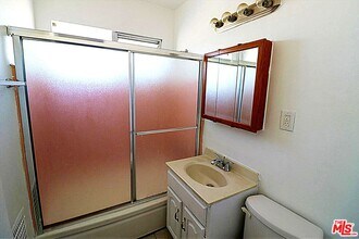 7249 Bakman Ave in Los Angeles, CA - Foto de edificio - Building Photo