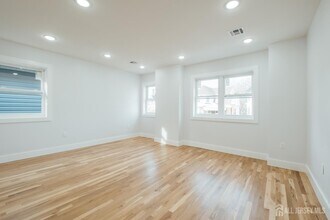 90 Hollywood Ave in East Orange, NJ - Building Photo - Building Photo