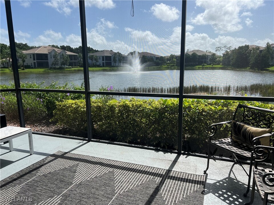 10541 Marino Pointe Drive in Miromar Lakes, FL - Foto de edificio