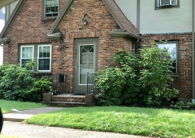 381 VFW Parkway in Brookline, MA - Building Photo - Building Photo