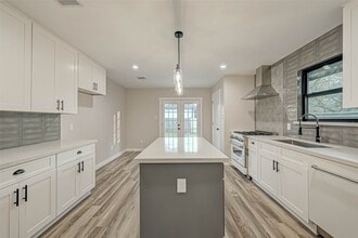 2111 Nina Lee Ln in Houston, TX - Building Photo - Building Photo