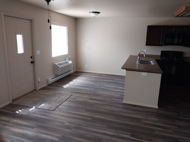 207 4th St SW in Belfield, ND - Foto de edificio - Building Photo