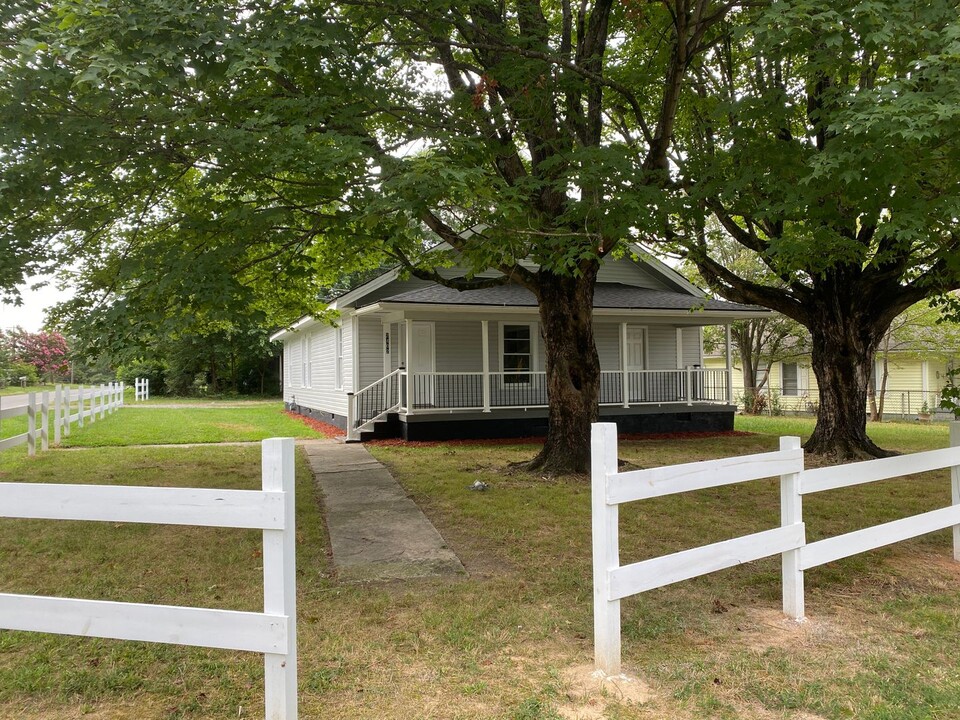 2402 Gardner St in Gastonia, NC - Building Photo