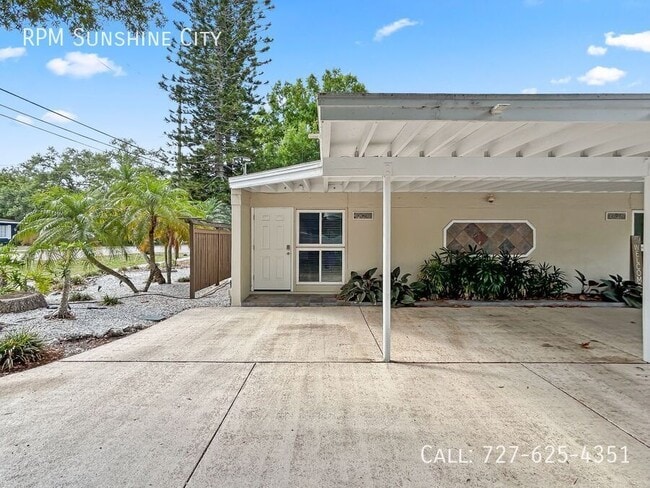 1626 Pine St in Largo, FL - Building Photo - Building Photo