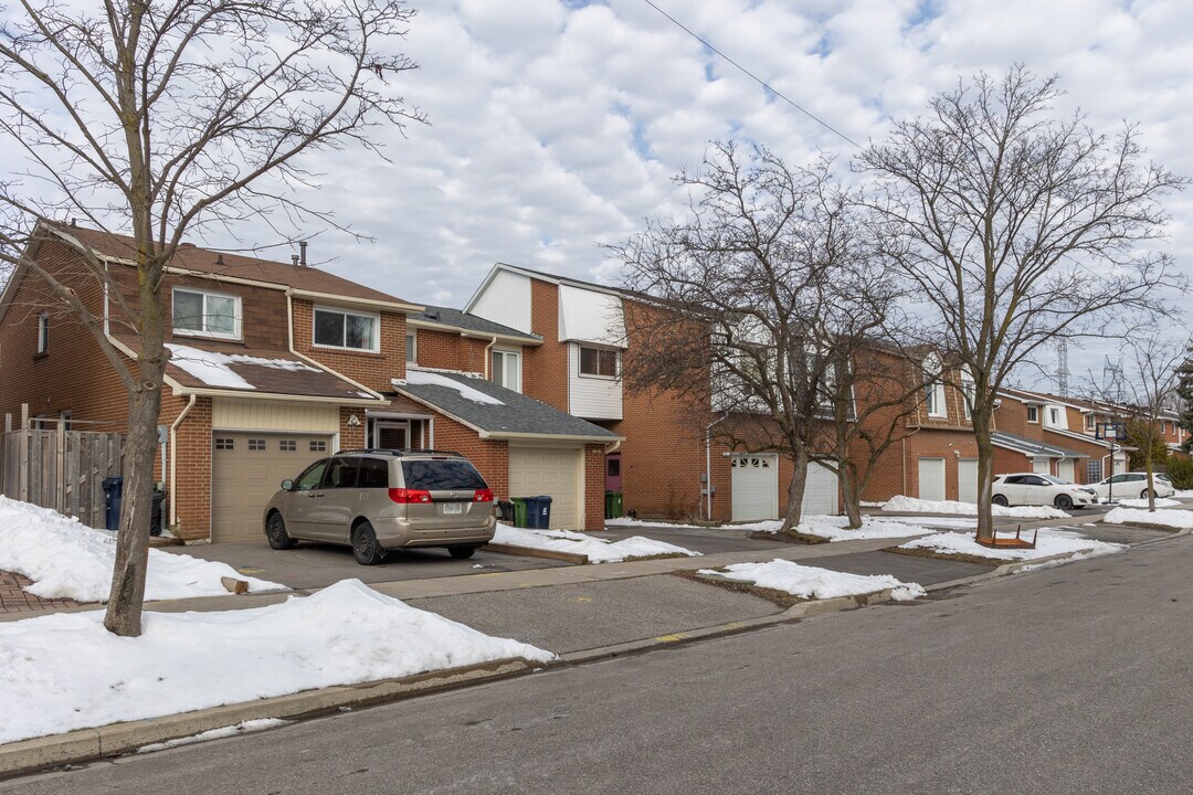 20 Homedale Dr in Toronto, ON - Building Photo