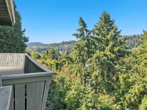 River Cliff Apartments in Milwaukie, OR - Building Photo - Building Photo