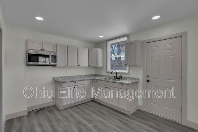 property at 807 E Deshler Ave