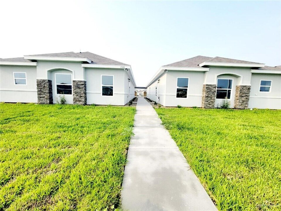 21 Davenport St in Weslaco, TX - Building Photo