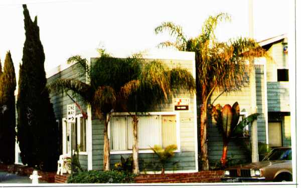 404 E Balboa Blvd in Newport Beach, CA - Foto de edificio - Building Photo