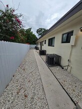 1020 Opa-locka Blvd in Opa Locka, FL - Foto de edificio - Building Photo