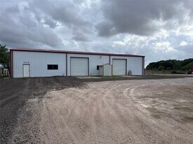 1204 Co Rd 408 in El Campo, TX - Building Photo
