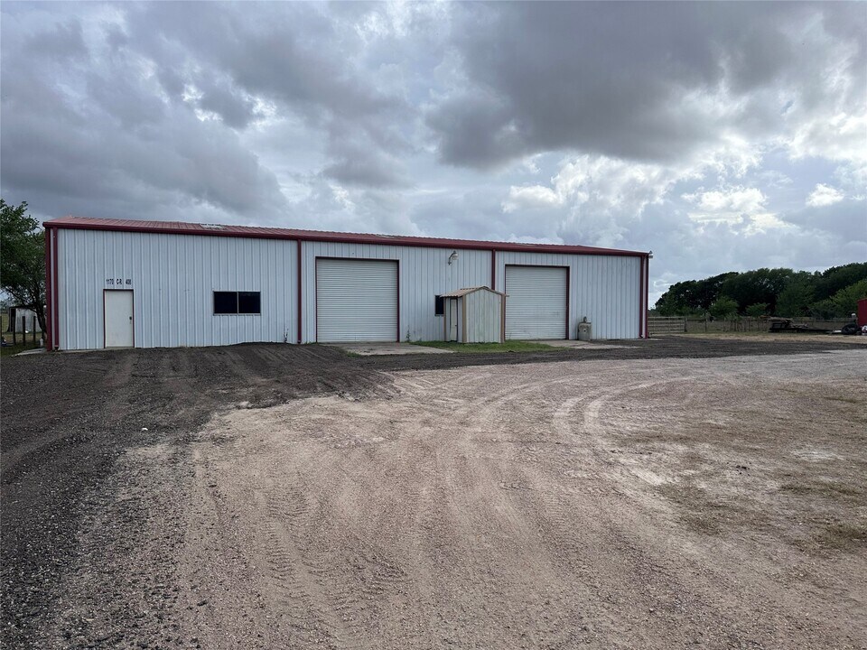1204 Co Rd 408 in El Campo, TX - Building Photo